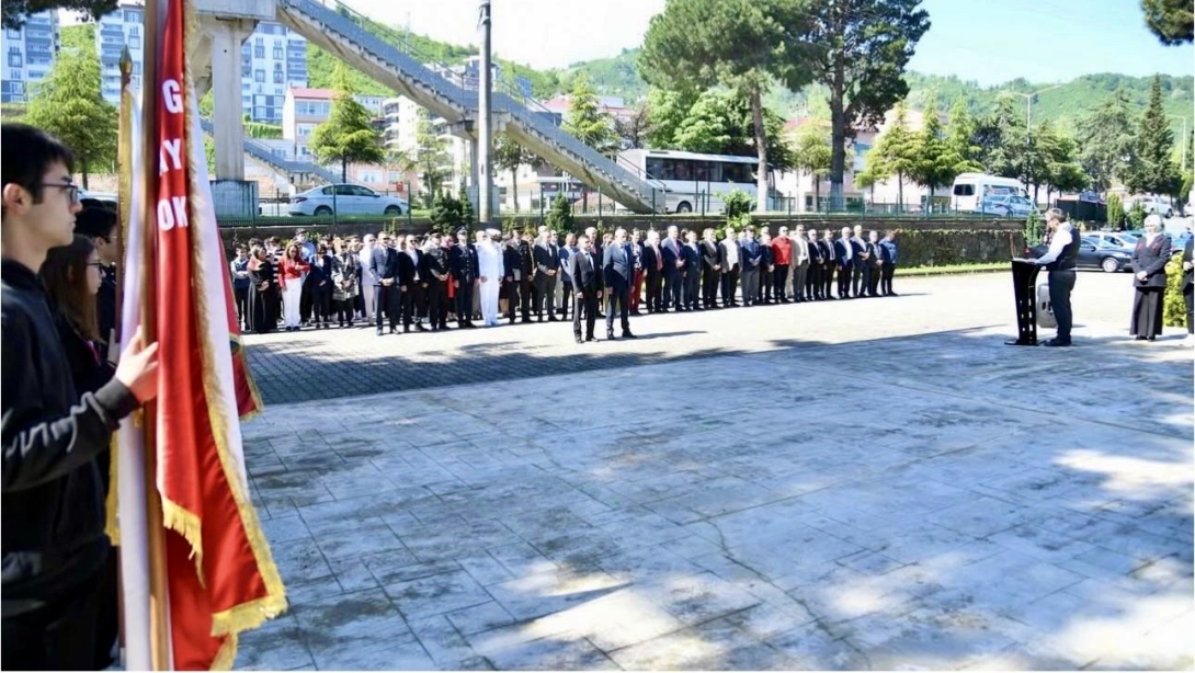 İlçemizde 19 Mayıs Atatürk'ü Anma, Gençlik ve Spor Bayramı Münasebetiyle Atatürk Anıtı'na Çelenk Sunuldu